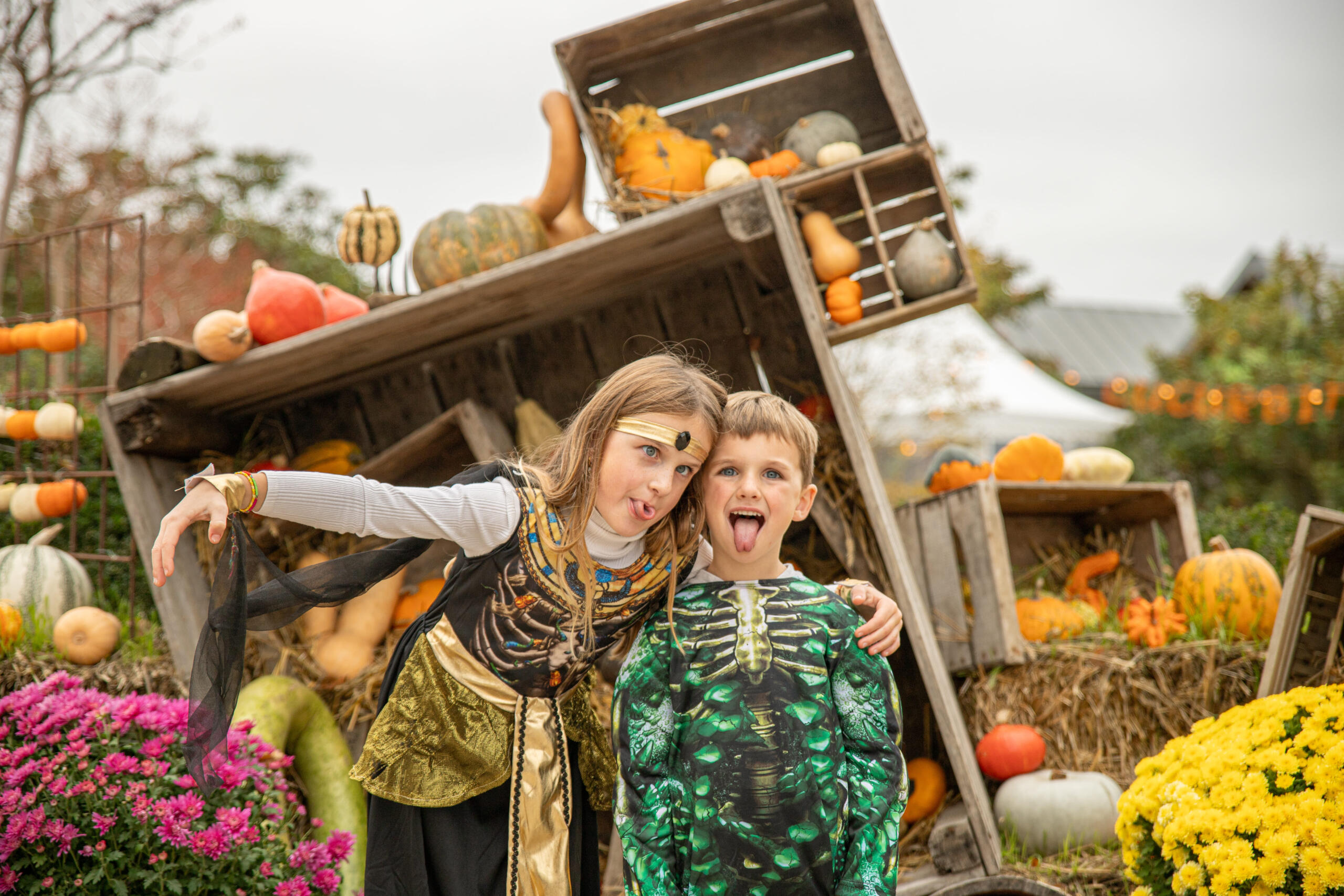Visiteurs déguisés pour Halloween pendant la Fête de l'Automne à Terra Botanica